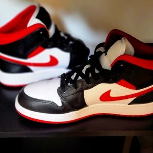 Air Jordan mid gym red
